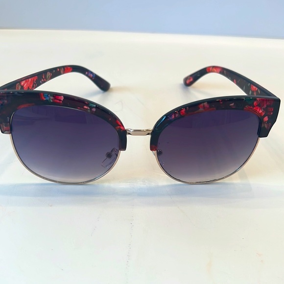 Gorgeous, cute, new, floral frame, sturdy, and straight, perfect condition. - Picture 2 of 4